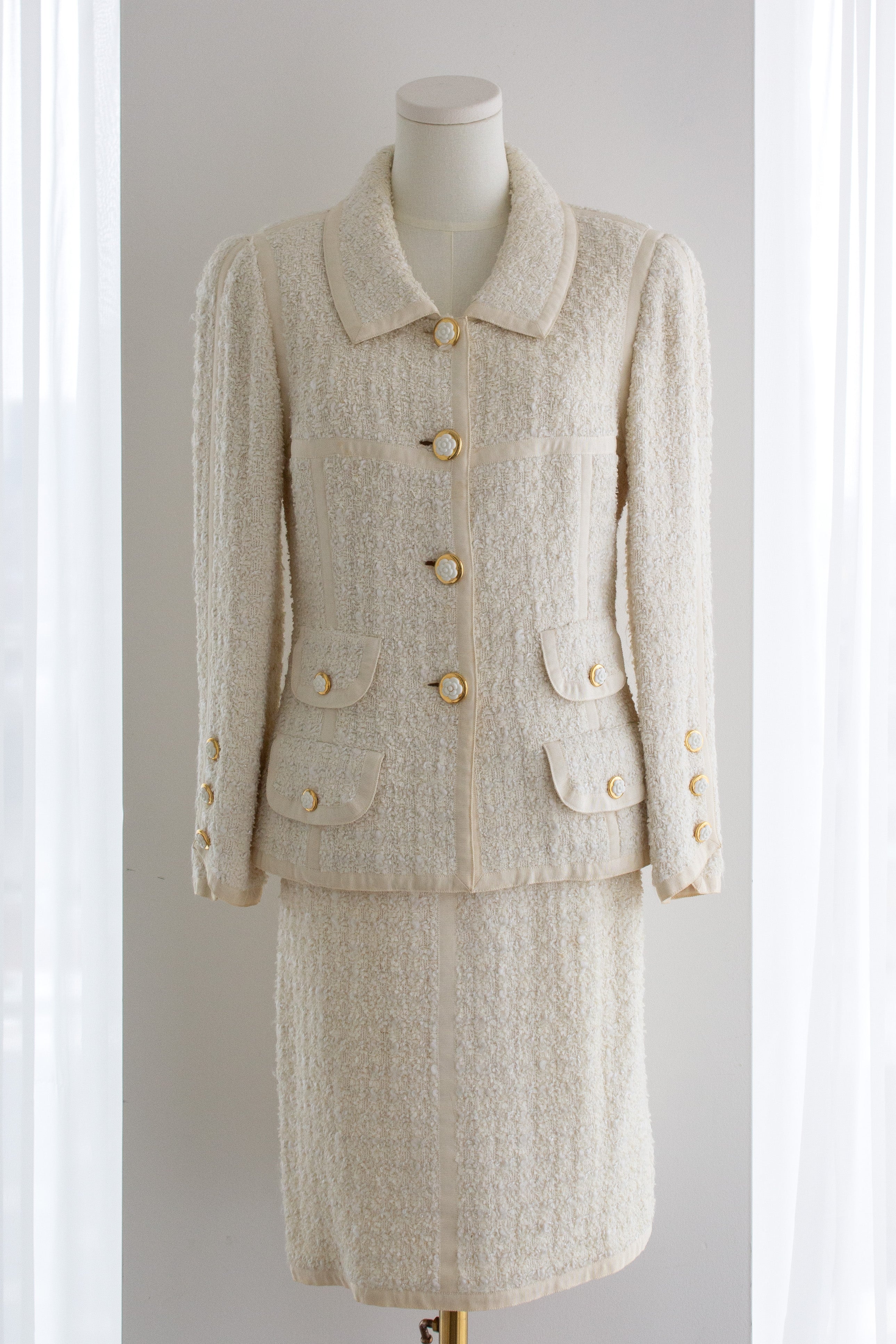 Chanel Vintage Cruise 1992 White Tweed Gold Camellia Flower Buttons Jacket Suit