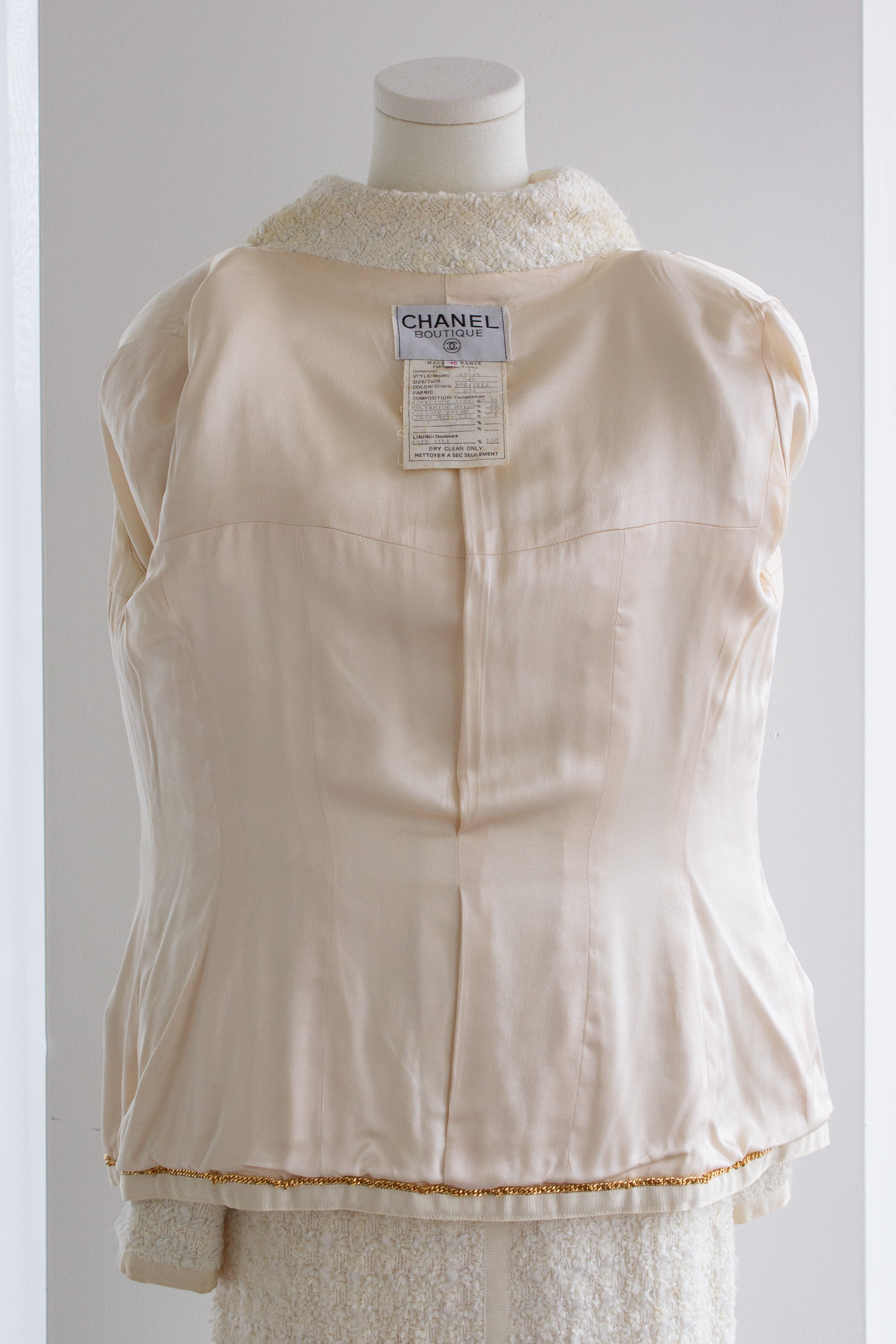 Chanel Vintage Cruise 1992 White Tweed Gold Camellia Flower Buttons Jacket Suit