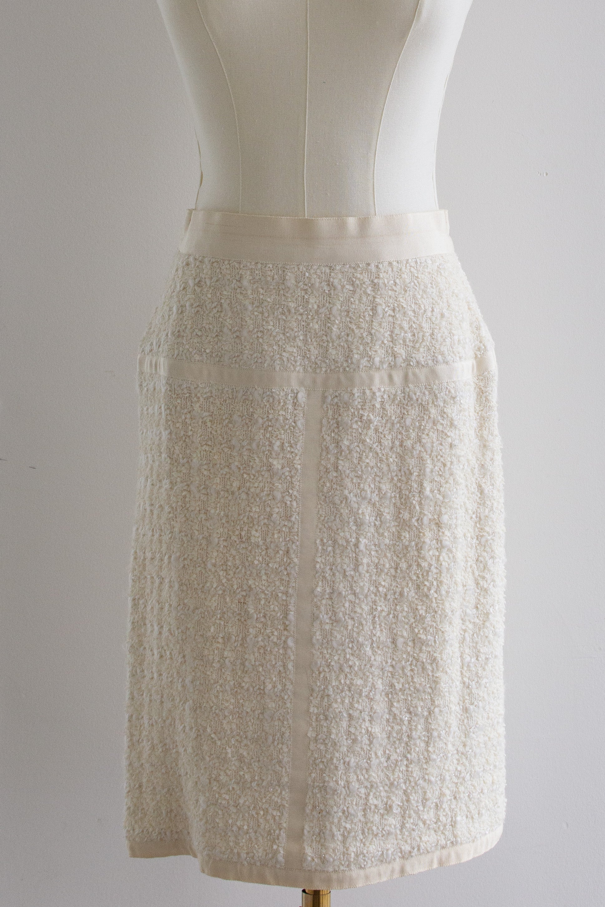 Chanel Vintage Cruise 1992 White Tweed Gold Camellia Flower Buttons Jacket Suit