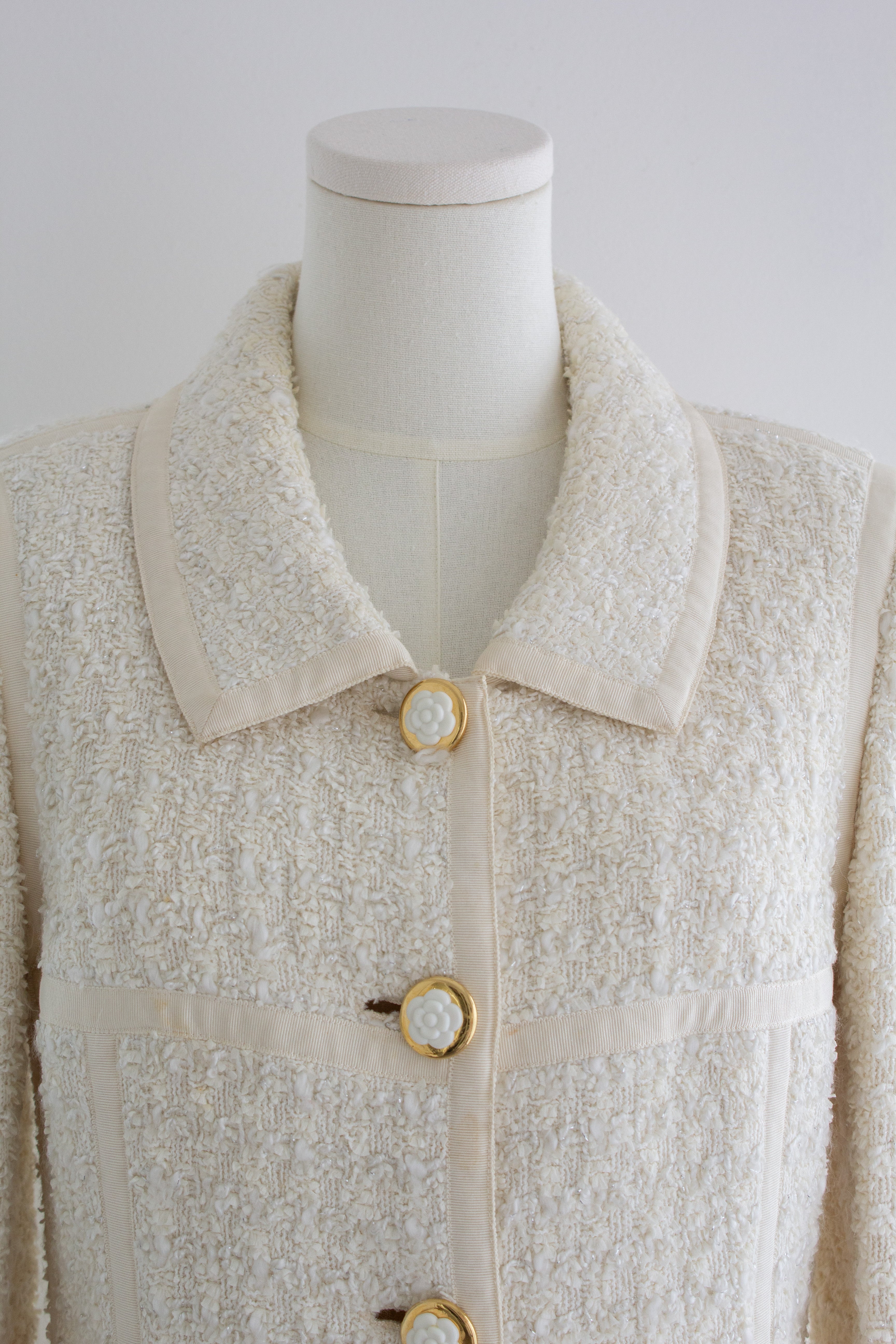 Chanel Vintage Cruise 1992 White Tweed Gold Camellia Flower Buttons Jacket Suit