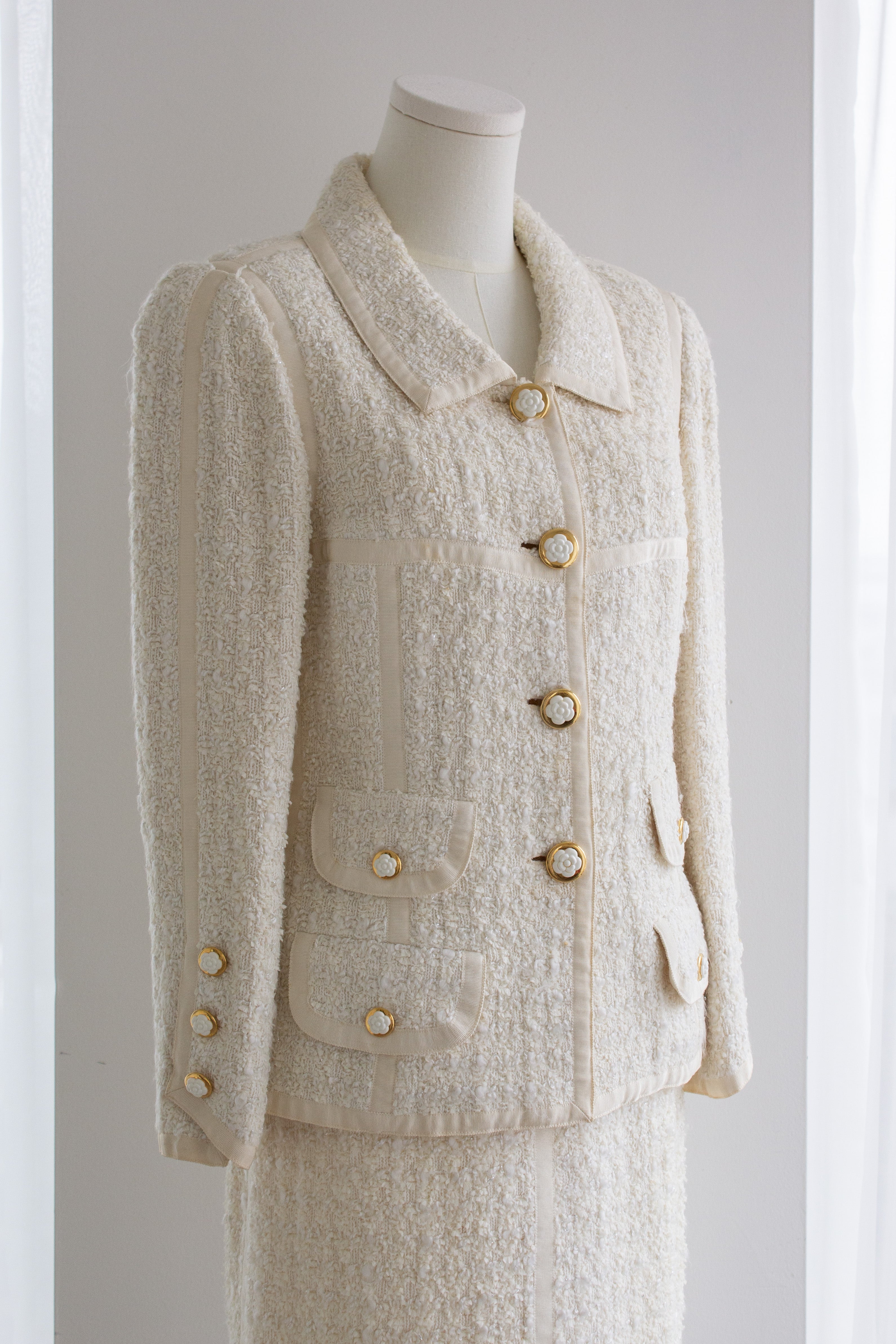 Chanel Vintage Cruise 1992 White Tweed Gold Camellia Flower Buttons Jacket Suit