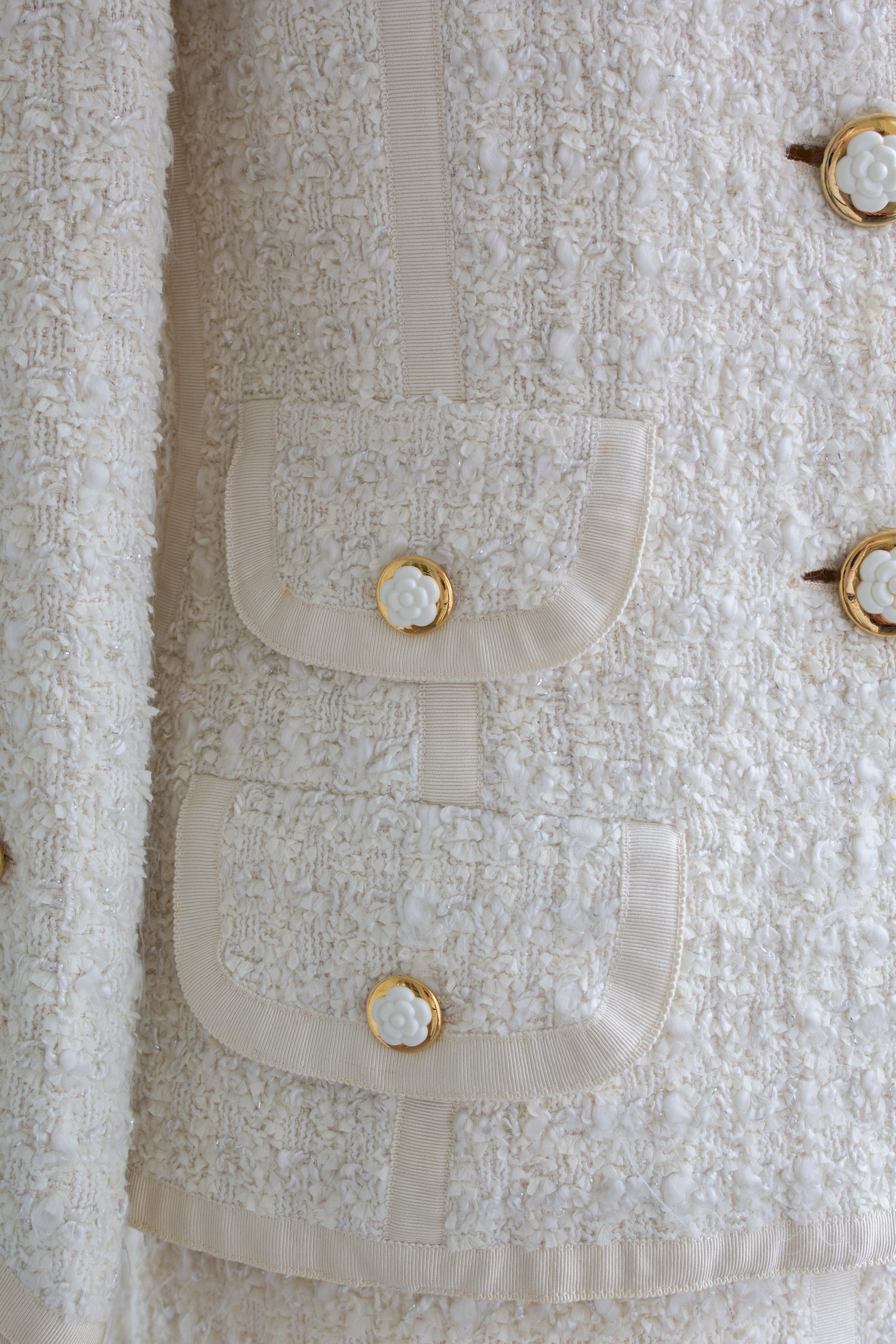 Chanel Vintage Cruise 1992 White Tweed Gold Camellia Flower Buttons Jacket Suit