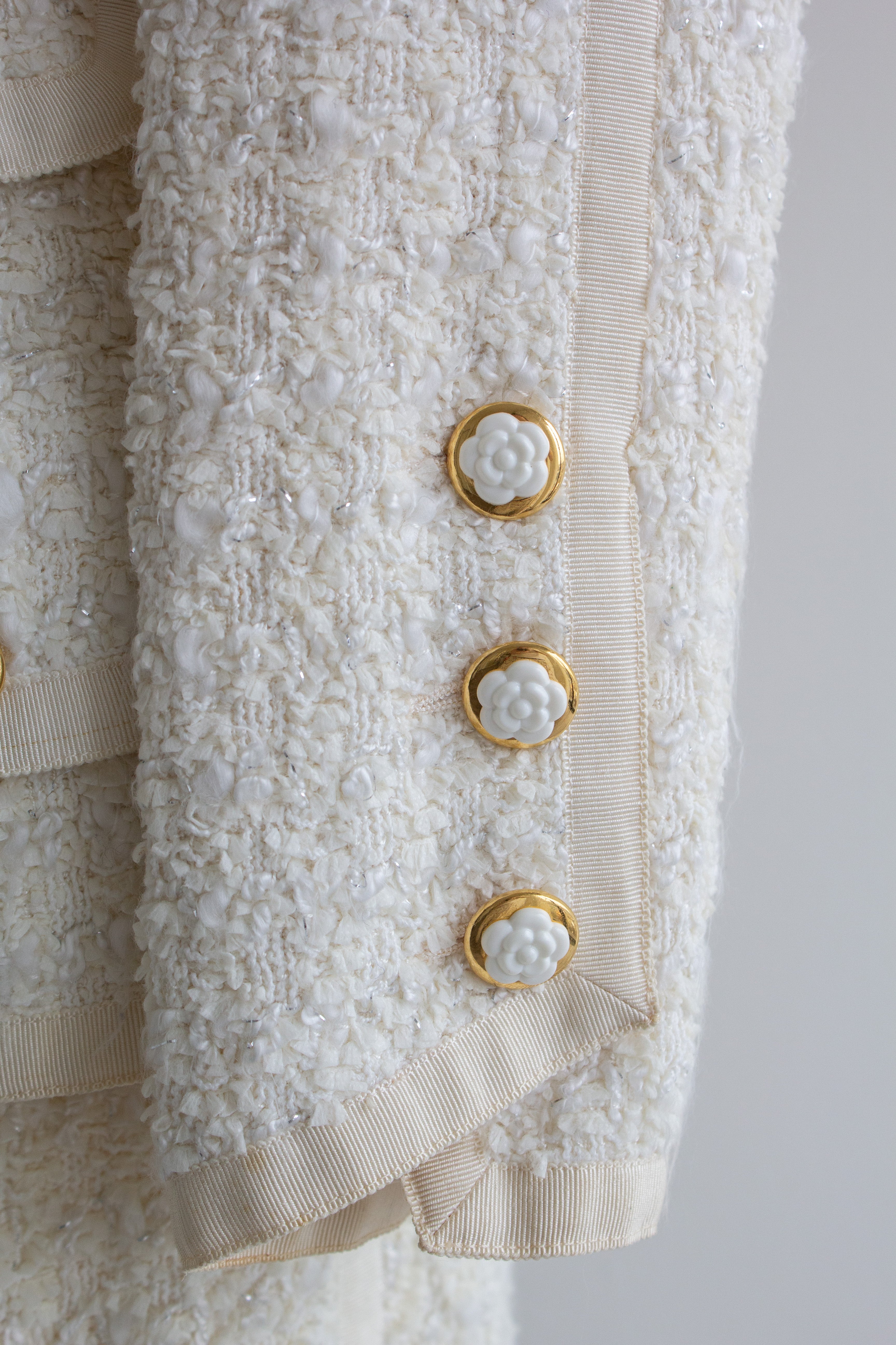 Chanel Vintage Cruise 1992 White Tweed Gold Camellia Flower Buttons Jacket Suit