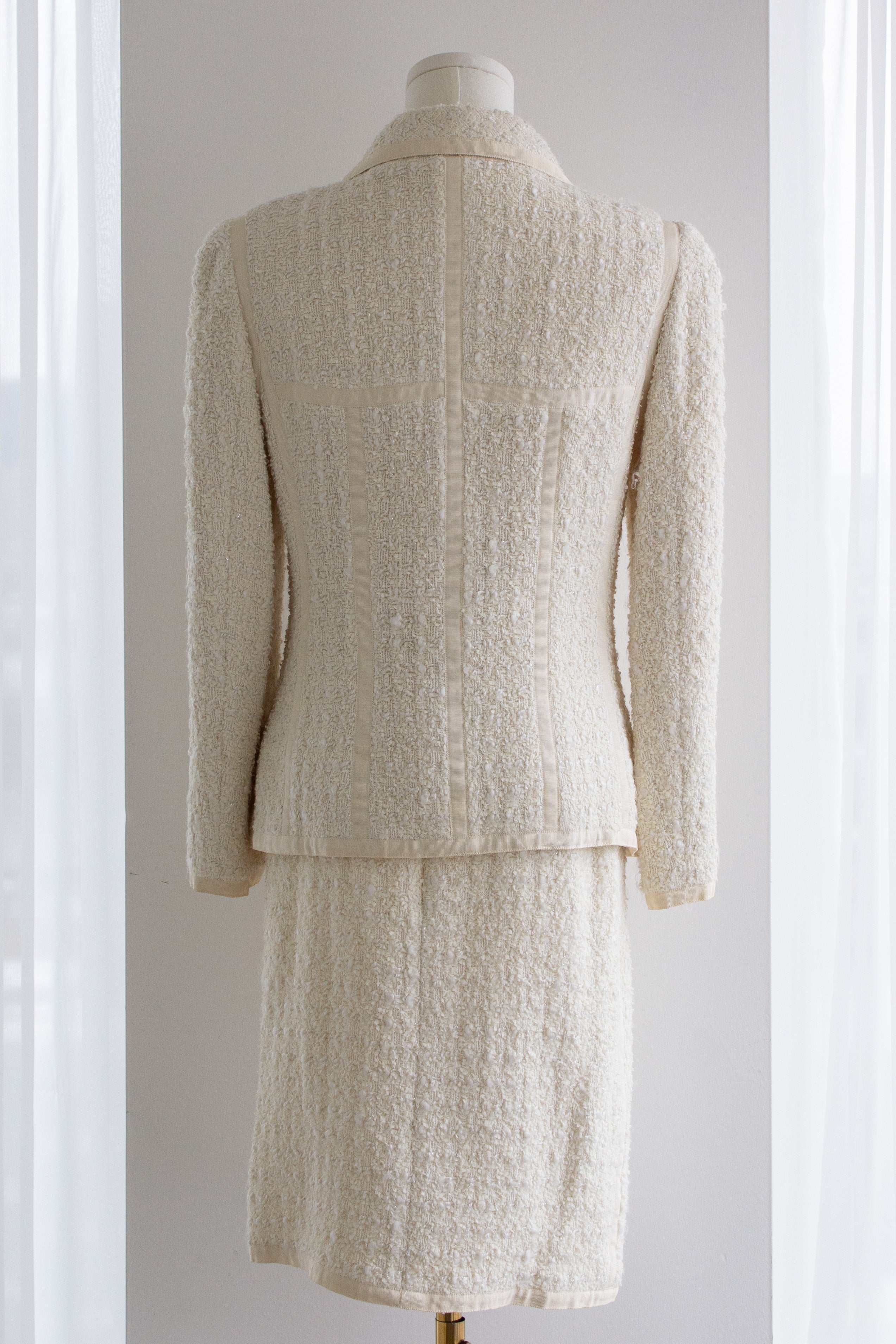 Chanel Vintage Cruise 1992 White Tweed Gold Camellia Flower Buttons Jacket Suit