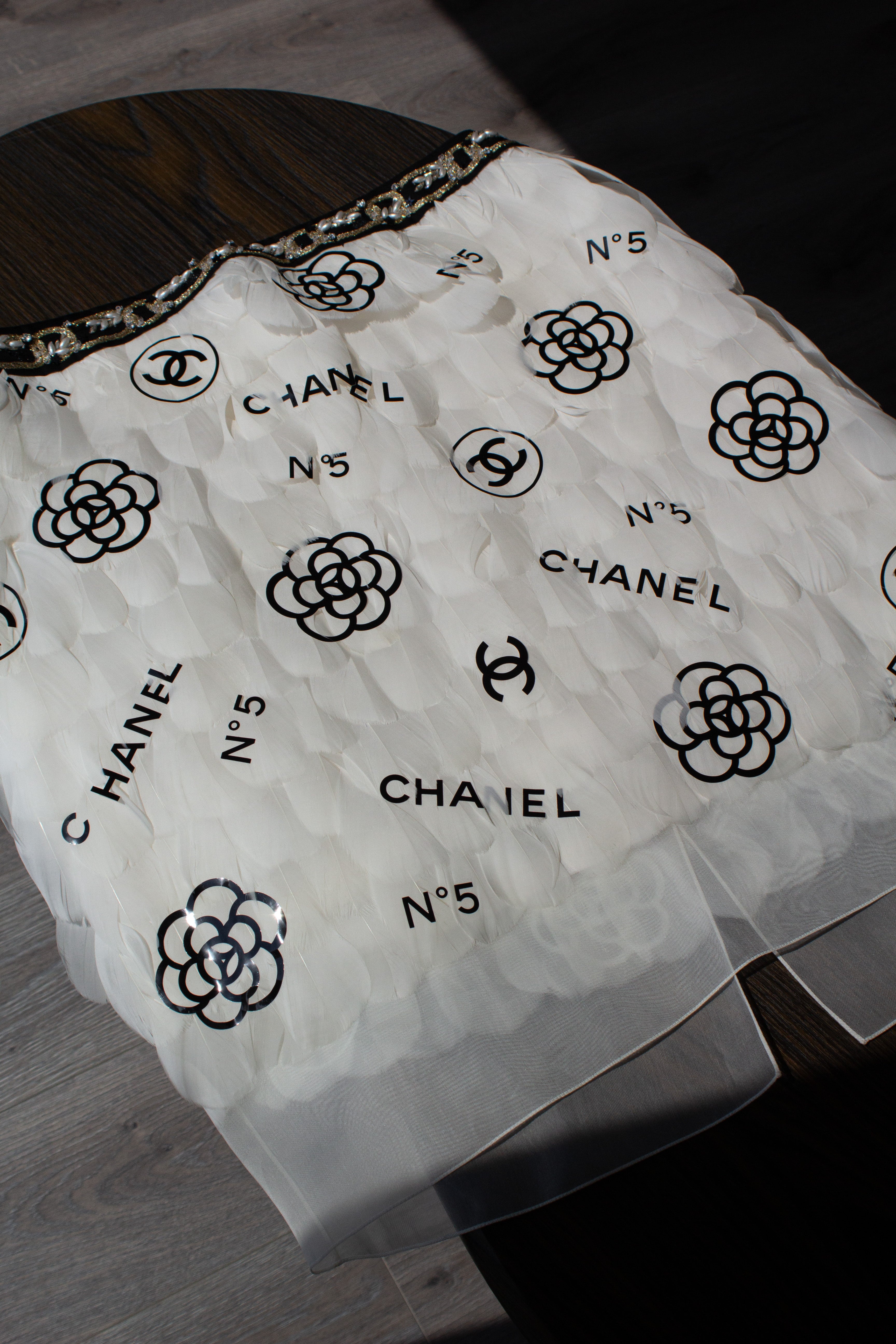 Rare Chanel Metiers D'Art 2020 White Black Embellished Feather 20A Mini Skirt