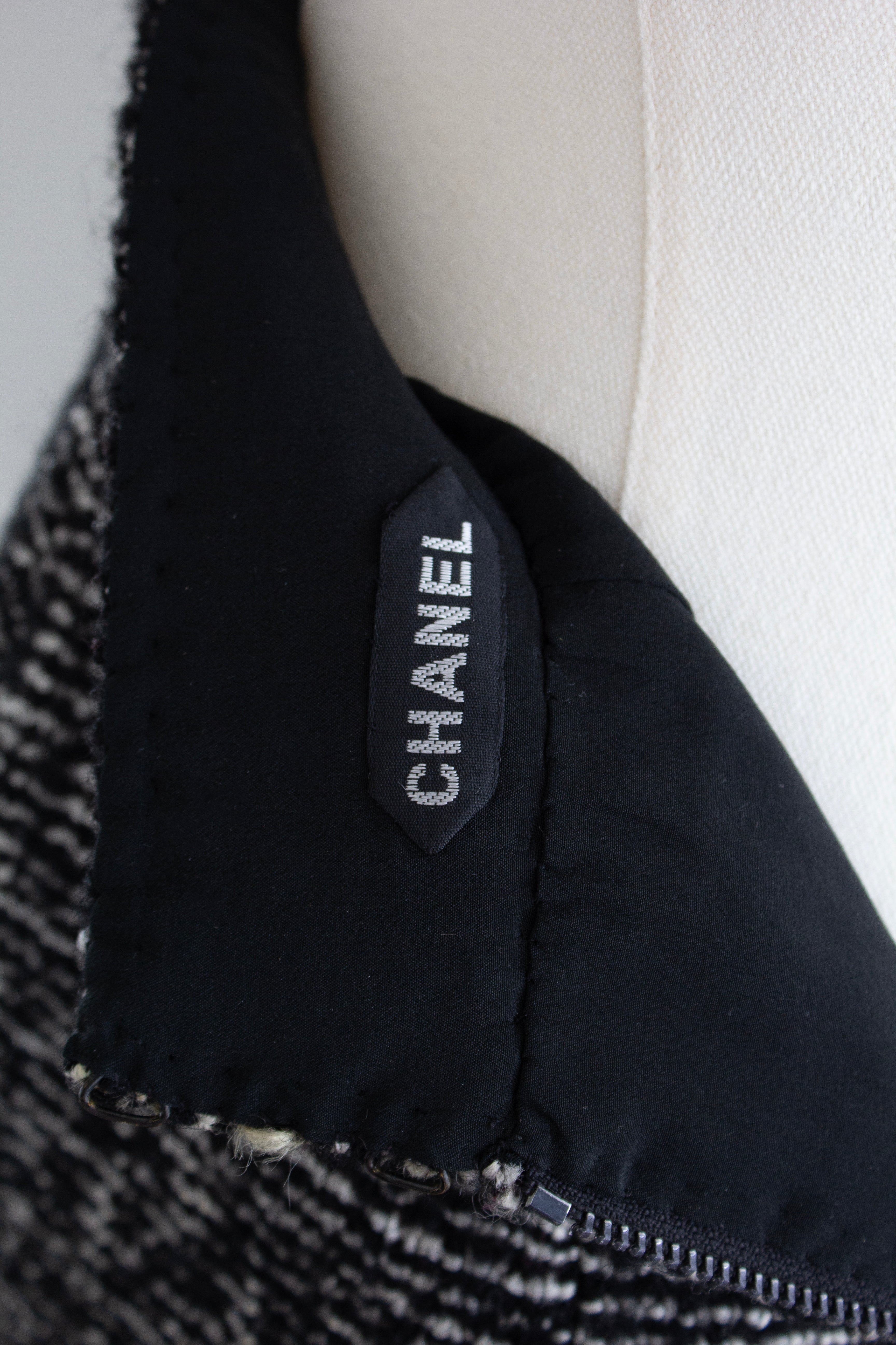 Chanel Haute Couture F/W 1993 Runway Black Grey Tweed Jacket Skirt Suit