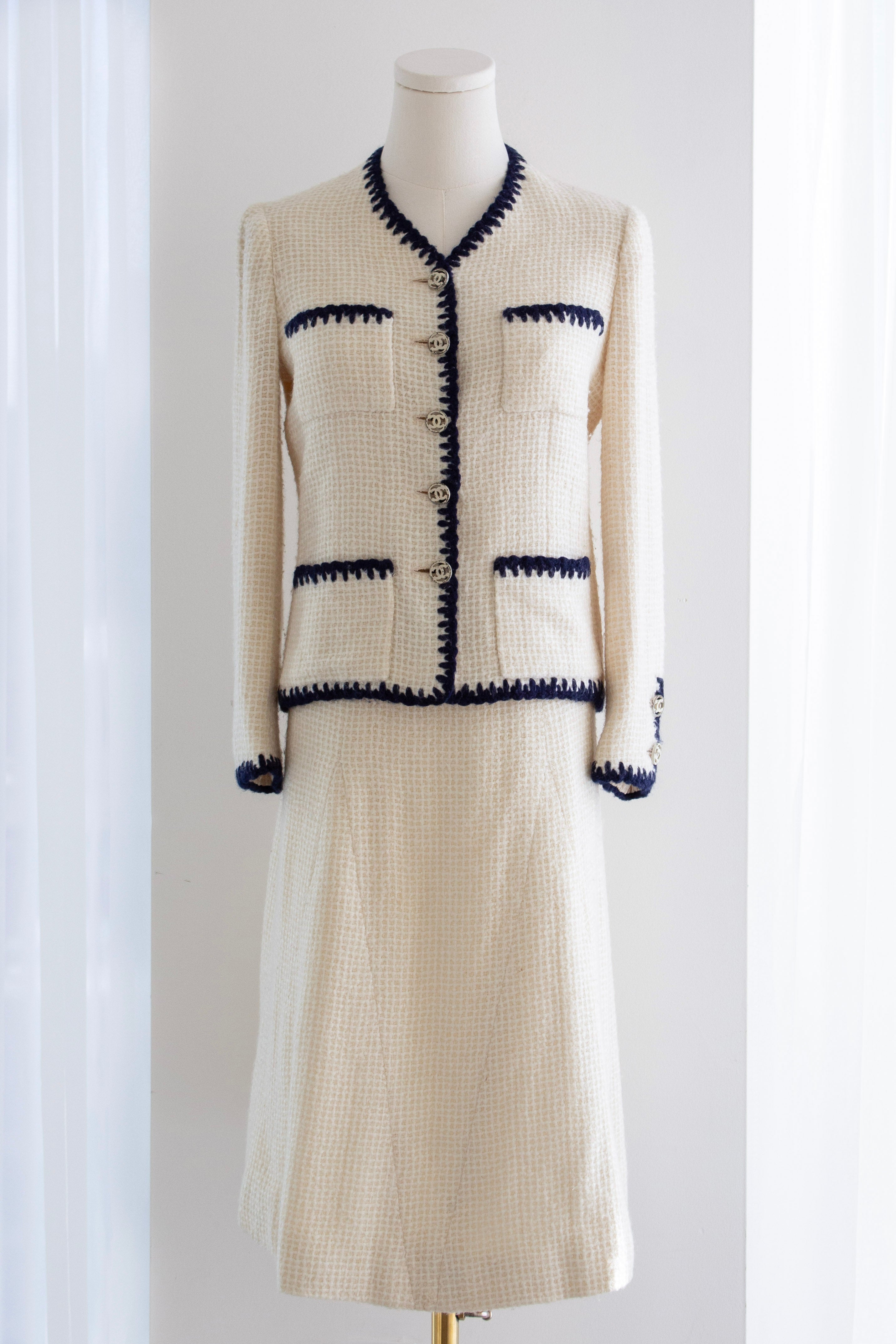Chanel Vintage Haute Couture 1970s Blue Jasmine White Navy Tweed Jacket Suit