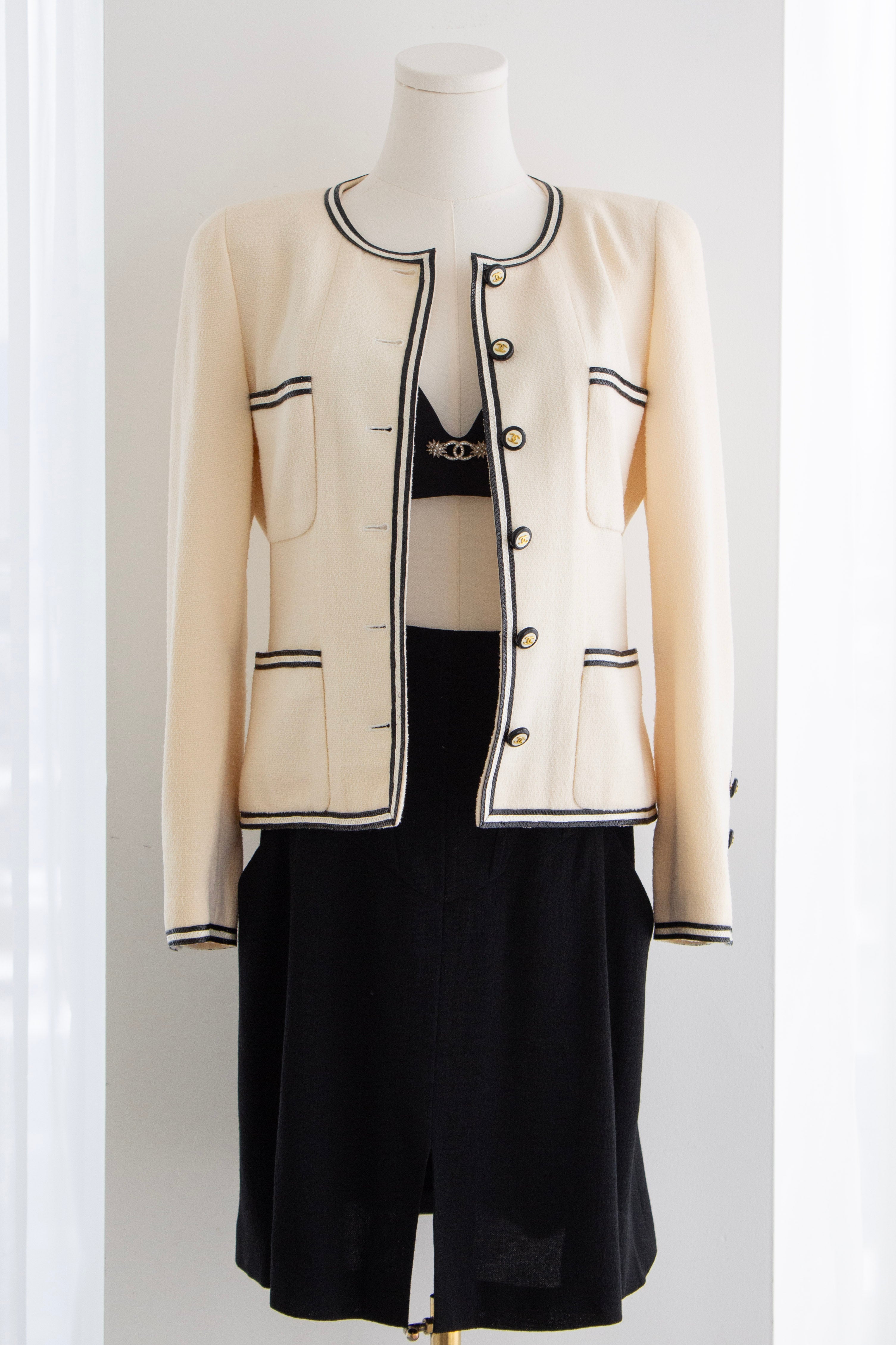 Chanel Vintage S/S 1995 Barbie Ivory Ecru Black Tweed Braided CC 95P Jacket