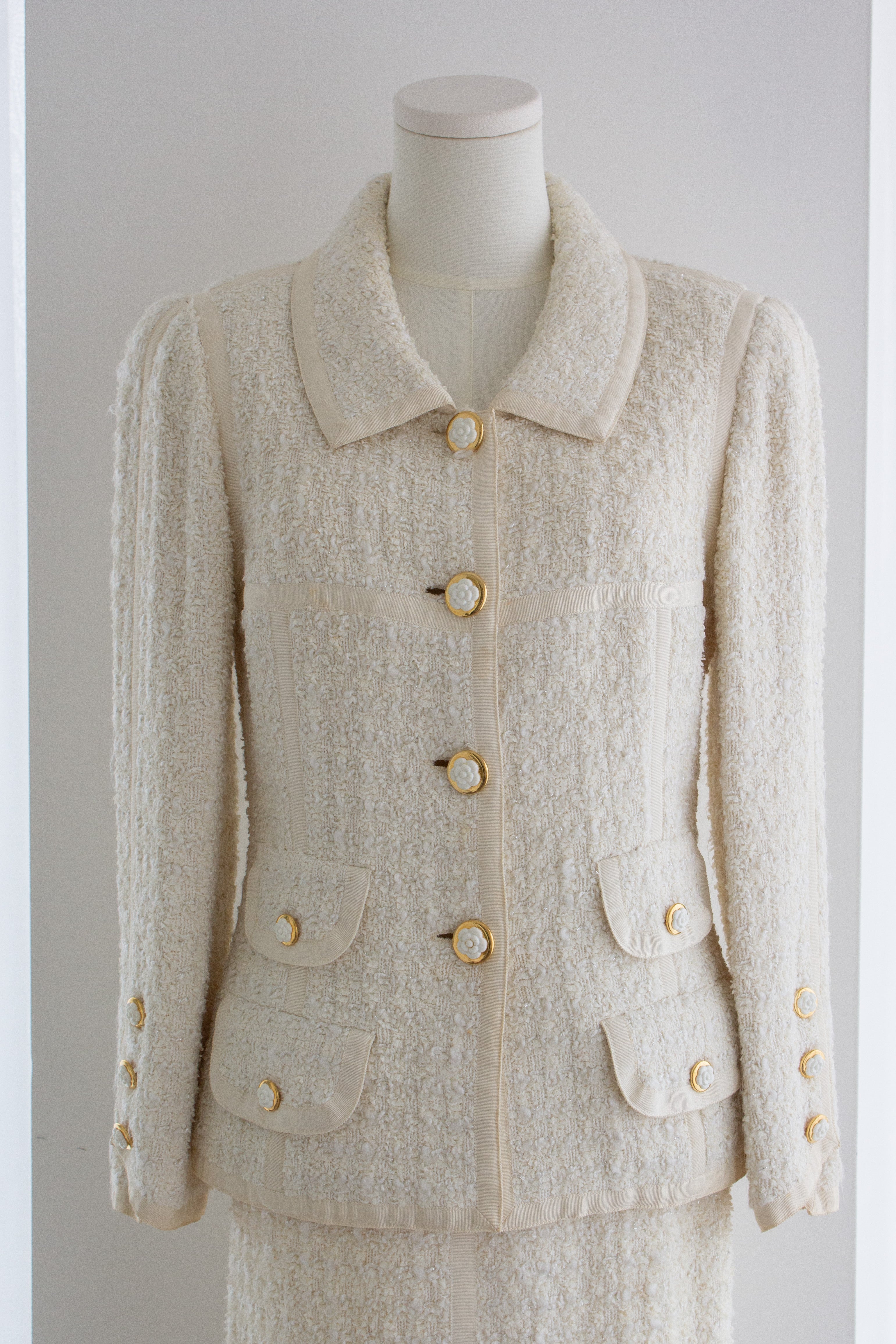 Chanel Vintage Cruise 1992 White Tweed Gold Camellia Flower Buttons Jacket Suit