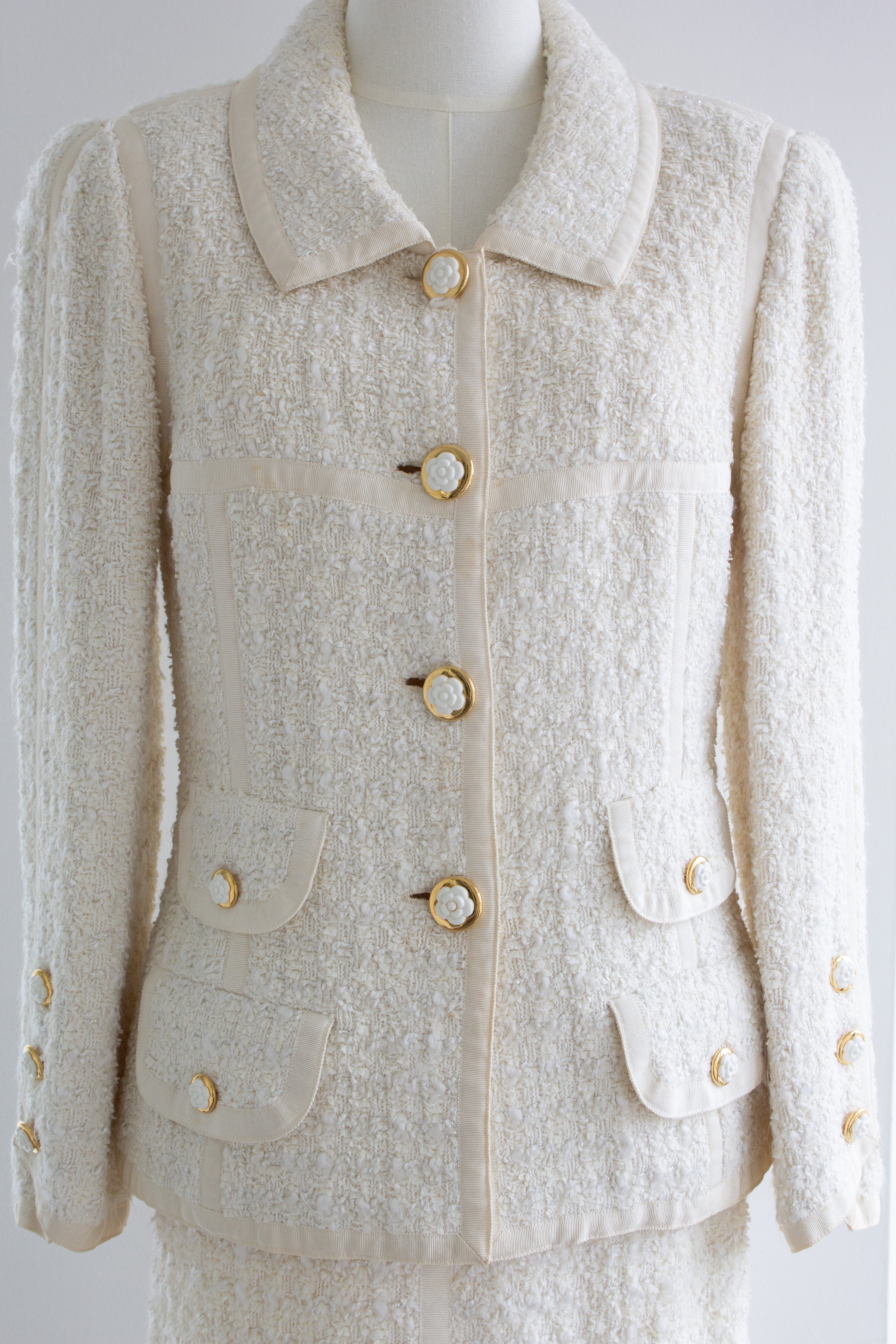 Chanel Vintage Cruise 1992 White Tweed Gold Camellia Flower Buttons Jacket Suit