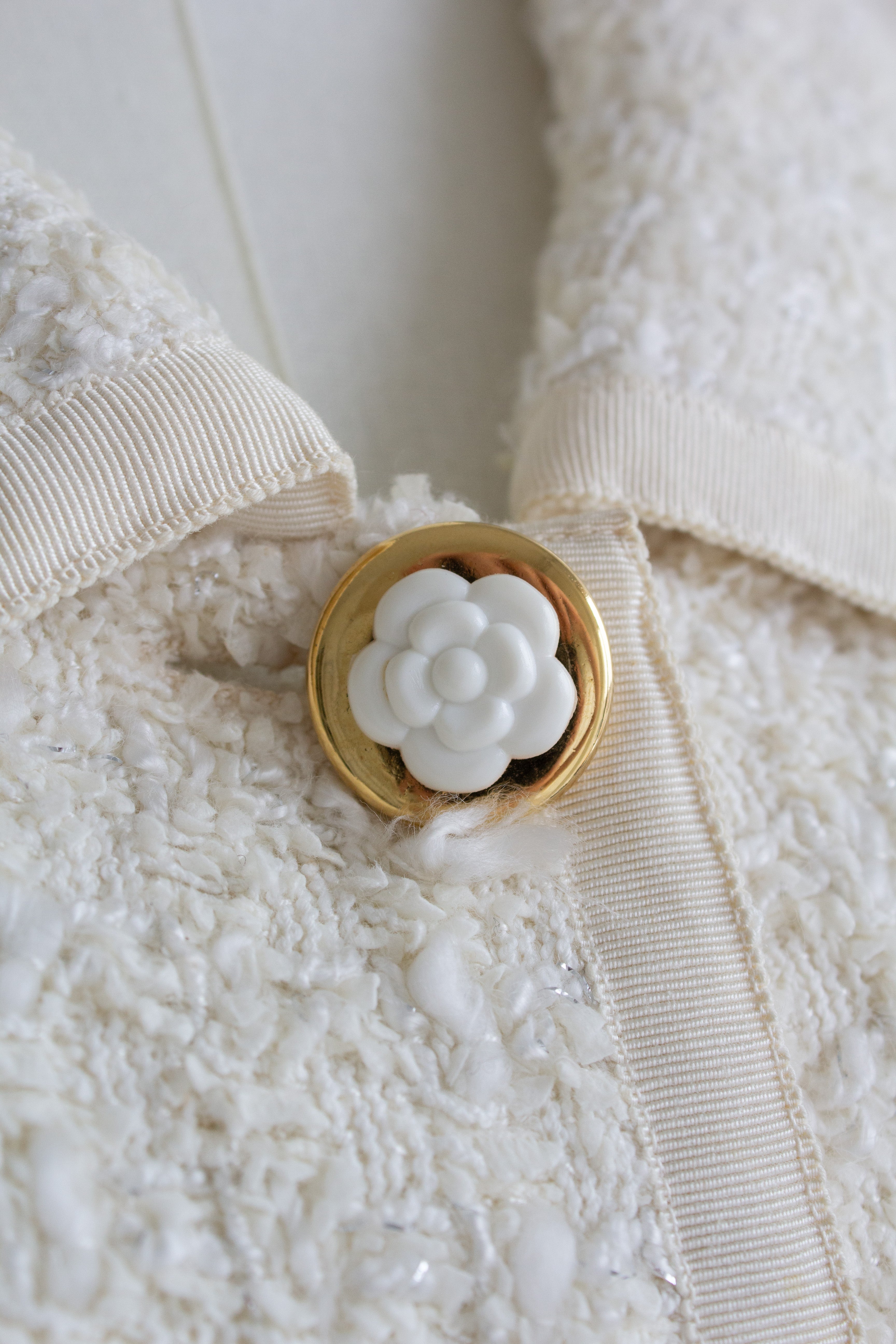 Chanel Vintage Cruise 1992 White Tweed Gold Camellia Flower Buttons Jacket Suit