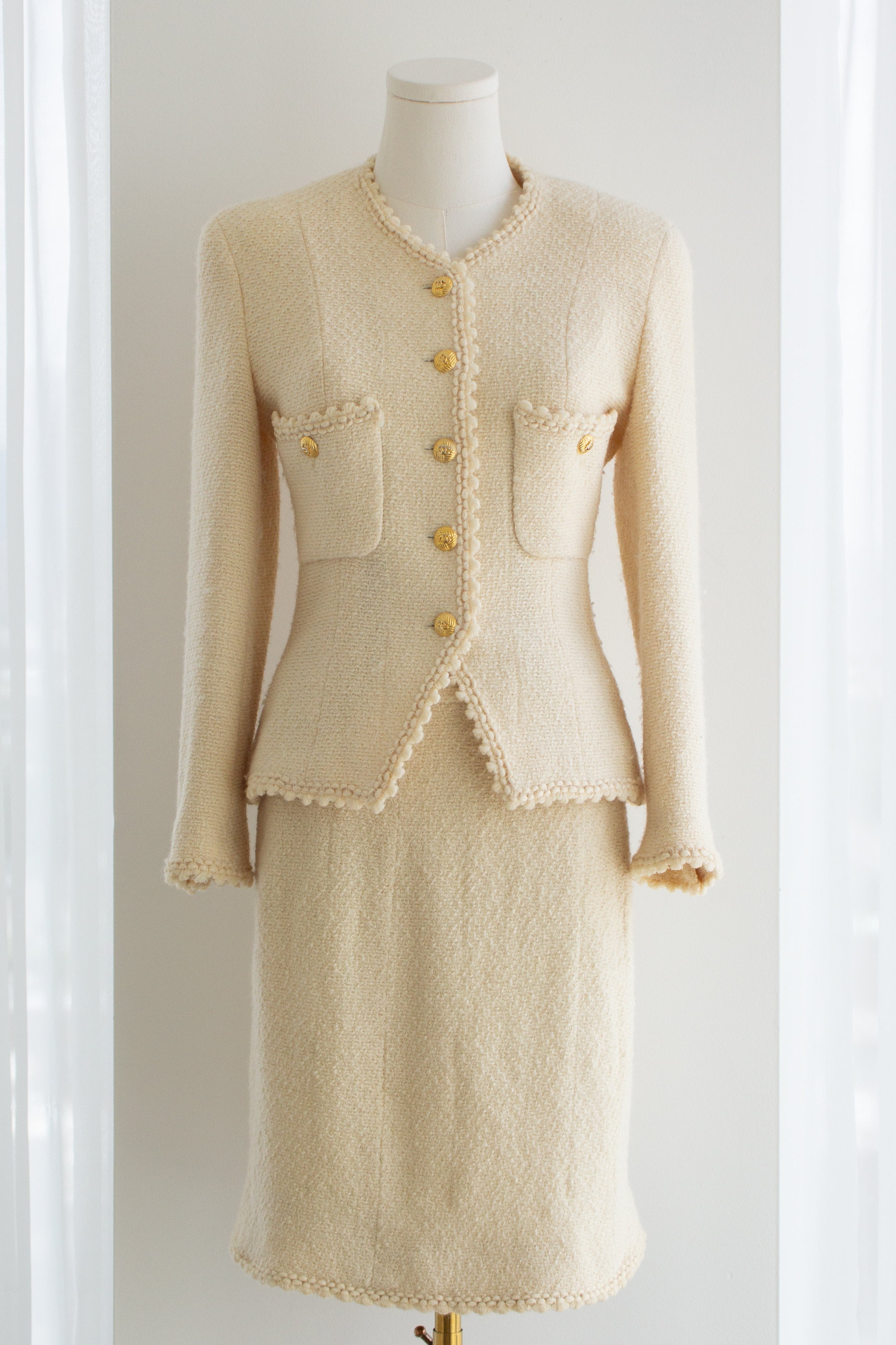 Chanel Vintage S/S 1990 Ecru Cream 24K Gold CC Scalloped Tweed Jacket Skirt Suit 