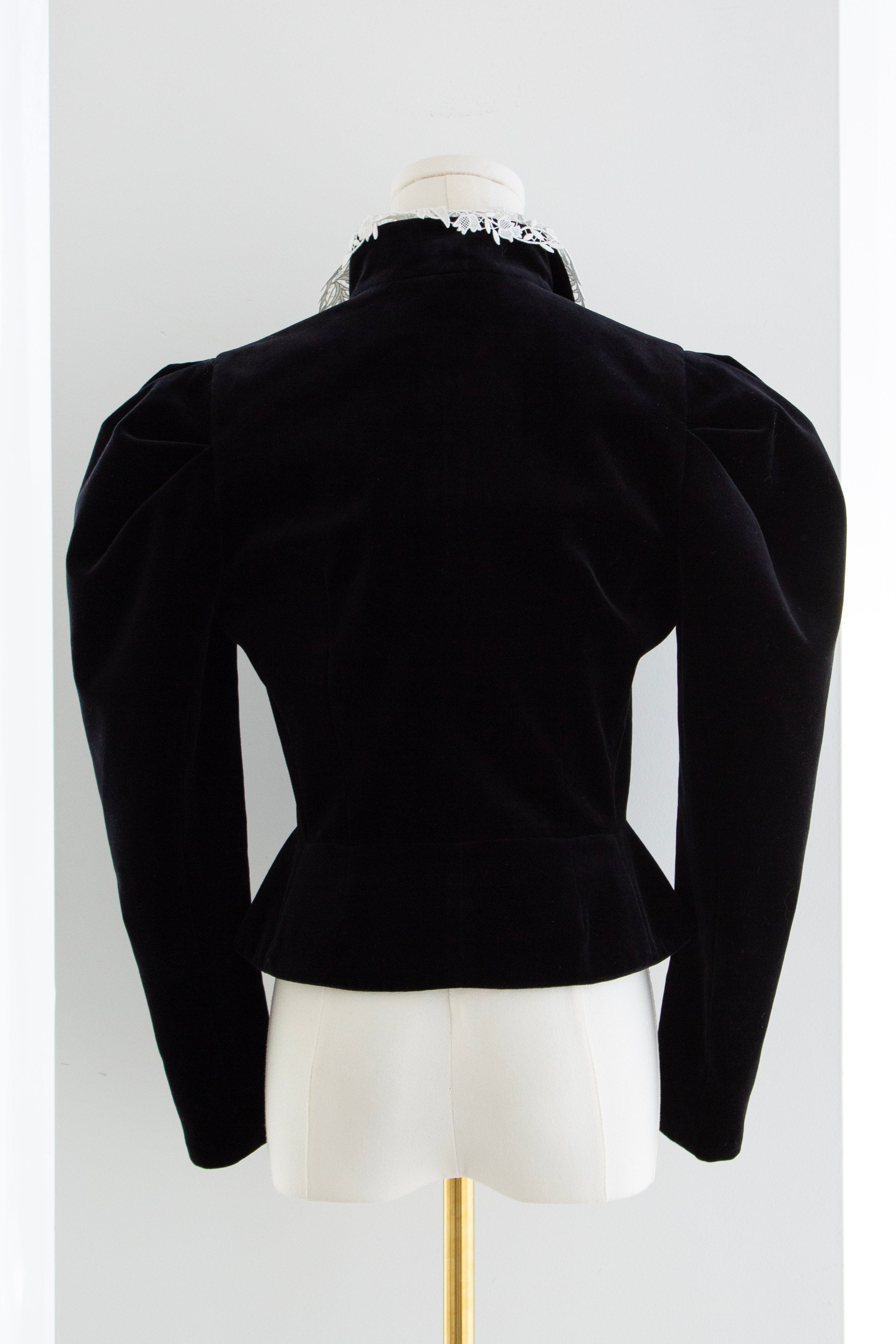 Christian Dior Cruise 2025 Scotland White Lace Thistle Collar Velvet Jacket